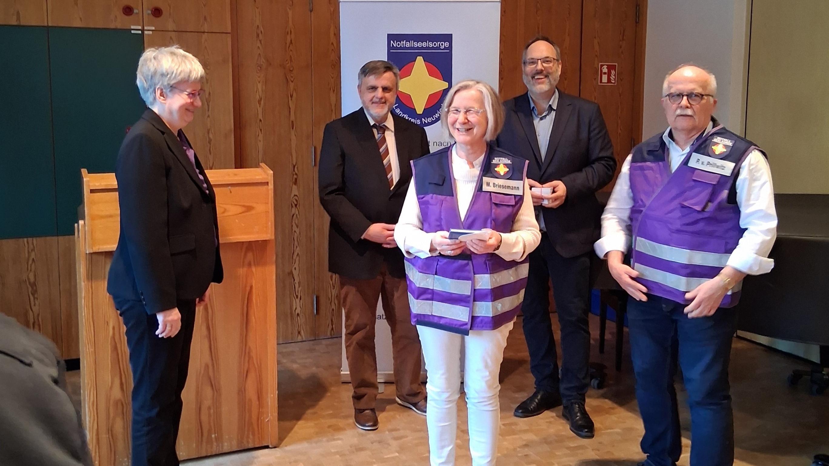 Marianne Briesemann und Peter von Prillwitz - Die neubeauftragten Notfallseelsorgenden umrahmt von Regina Schmitz, Peter Dörrenbächer und Philip Horn.