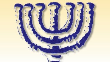 Logo zeigt eine Menora in blau-weiß (statt schwarz-weiß) auf gelblichen Hintergrund, als Überschrift der Vereinsname.