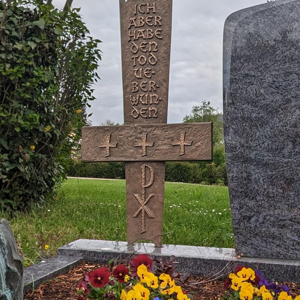 Kreuz-Inschrift: 'Ich aber habe den Tod überwunden', bunte Stiefmütterchen