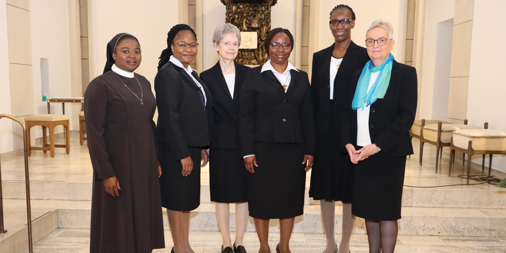 Freuen sich, über die neue Novizin Schwester Michelle Fagnon (2. von links) und die beiden Postulantinnen Chimène Seriki (3. von rechts) und Christelle Dossou (2. von rechts): Formationsleiterin Schwester M. Diane Tobossi (links), Generalrätin Schwester M. Michaele Rohde (3. von links) und Generaloberin Schwester Edith-Maria Magar (rechts).