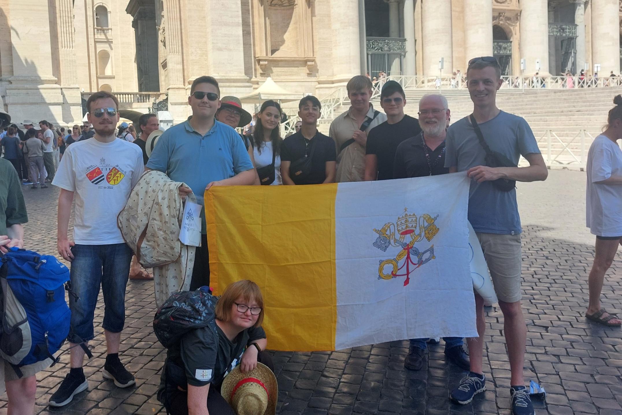 Romwallfahrt 2024: Messdiener*innen aus dem Pastoralen Raum Neuwied auf dem Petersplatz