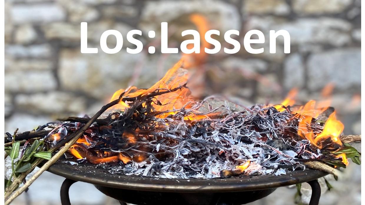 Palmzweige vom letzten Jahr verbrennen in einer Schale.