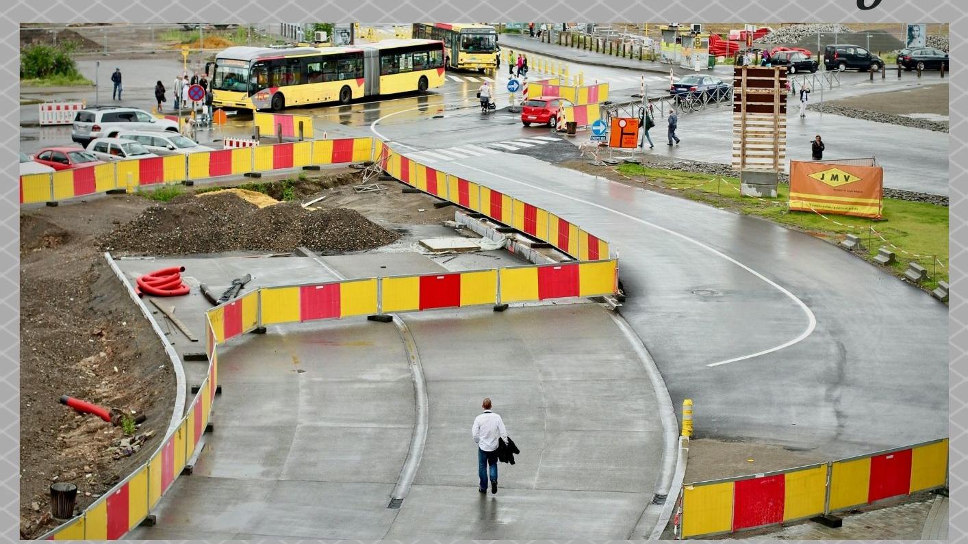 Das Bild zeigt eine Umleitung um eine Baustelle, die mit rot-gelben Banden gekennzeichnet ist.